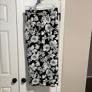Old Navy Floral Black and White Women's Maxi Skirt - LTall